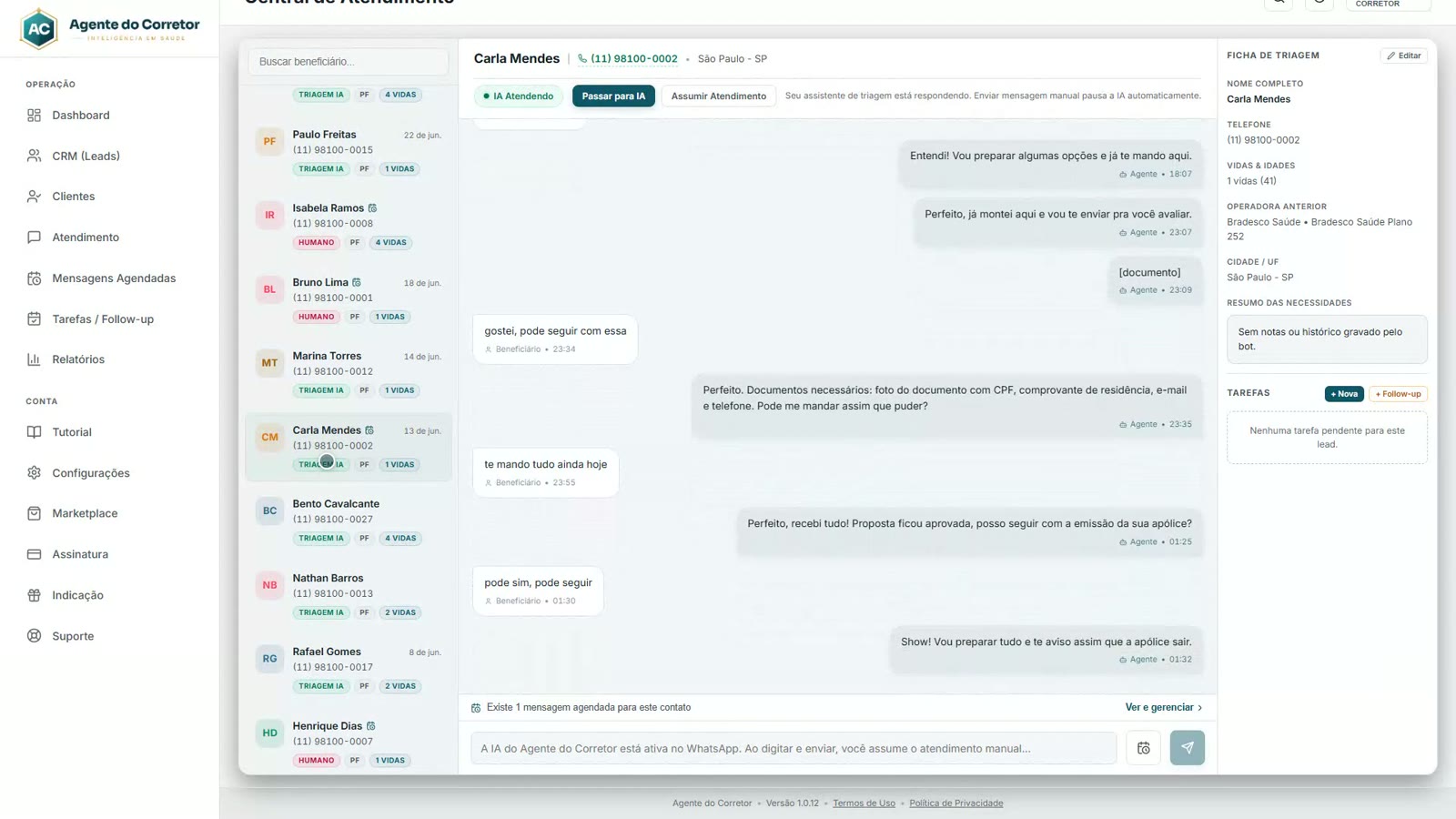 Tela de atendimento com o histórico completo de uma conversa de WhatsApp, mostrando separadamente o que saiu em nome do corretor e o que ele respondeu do celular.